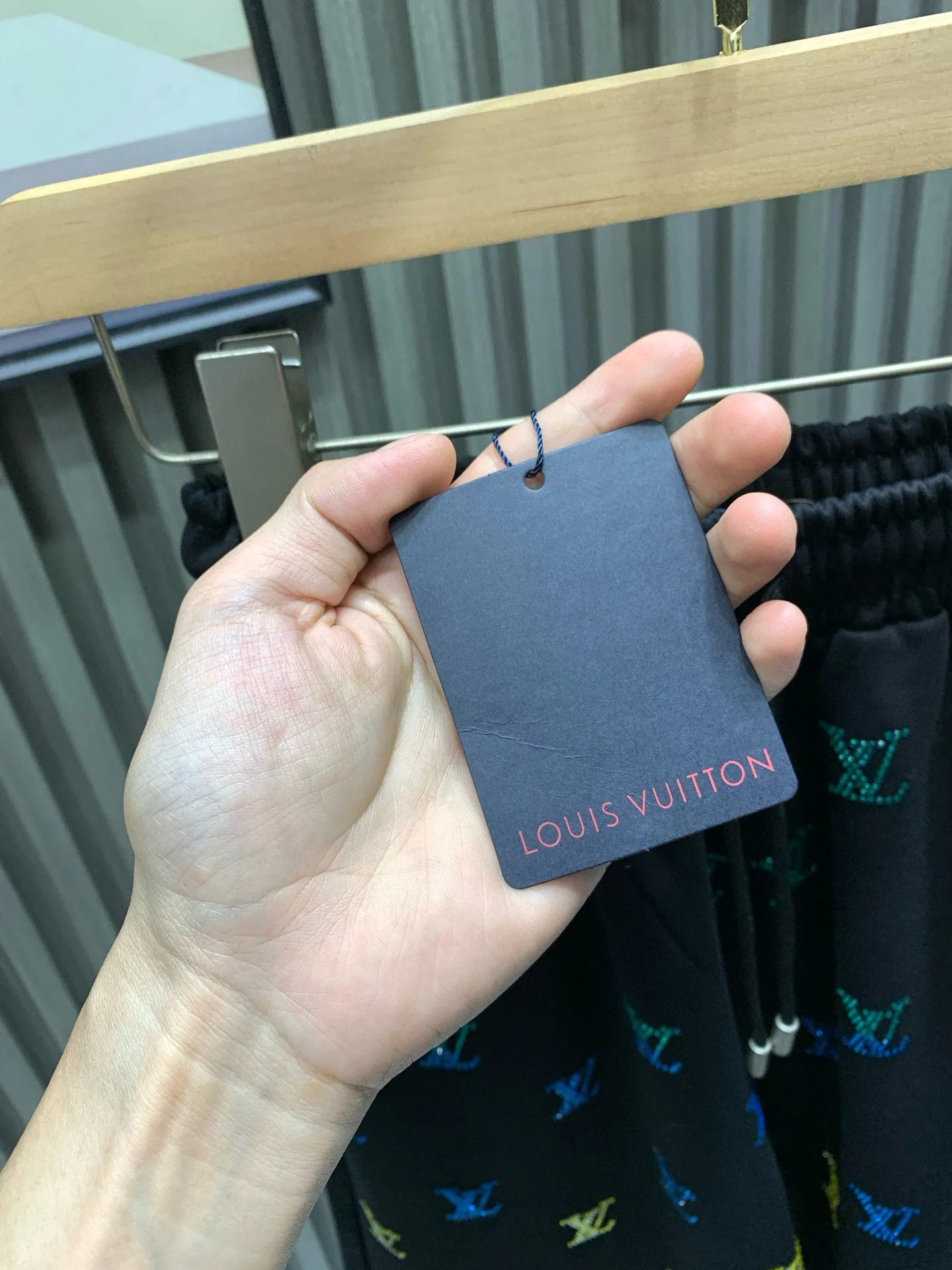 🅿️230 🀄️ Louis Vuitton, original product from the official website 🔥 2V simple and fashionable summer shorts and casual pants, with full diamond design, very comfortable to wear, low-key yet luxurious. It is very classy to wear, and the style and tailoring of the pants need not be said. The upper body is exquisite and vivid. Really first-class top quality materials. Really palace-class casual pants and elastic pants, made of Turkish cotton. Produces the most famous denim fabric of outstanding quality. After heavy washing, the pants are very soft! The straight-leg version is not picky, the upper body is absolutely stylish, and the waistband design is extremely luxurious.